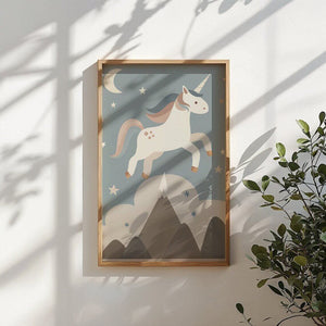 Enhjørning børneplakat med en farverig og magisk enhjørning i et eventyrligt landskab. Perfekt til at skabe en drømmende stemning i børneværelset.