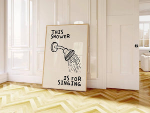 Humoristisk badeværelsesplakat med teksten "This Shower Is For Singing" i moderne typografi – perfekt til sangglade hjem