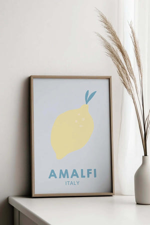 Plakat med gul citron og teksten “Amalfi Italy” – stilren vægkunst med italiensk citronmotiv og let sommerstemning.