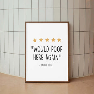 Humor plakat til badeværelset med teksten “Would Poop Here Again” og fem stjerner i et minimalistisk design.