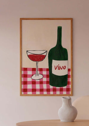 Illustration af rødvin i glas og grøn vinflaske med teksten ‘Vino’ på rød/hvid ternet dug – italiensk vinplakat.