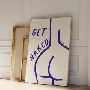 Feministisk plakat med blå line art af kvindekrop og teksten “Get Naked” i minimalistisk og moderne kunststil