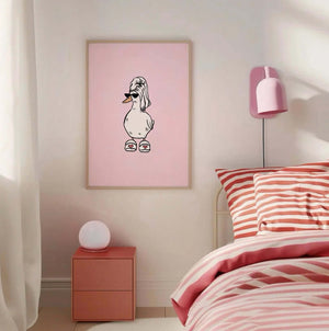 Sød humor plakat med and i håndklæde og solbriller på lyserød baggrund, iført hjemmesko med hjerter.