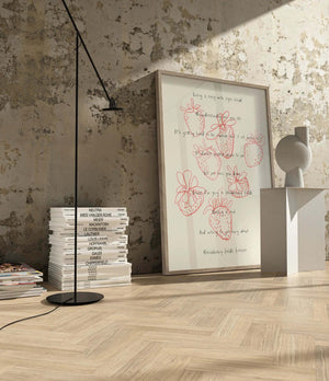 Plakat med håndtegnede røde jordbær og poetisk tekst på lys baggrund i roligt kunstnerisk udtryk