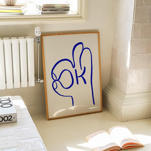 Grafisk plakat med håndtegnet OK-symbol i blå linjer på lys baggrund