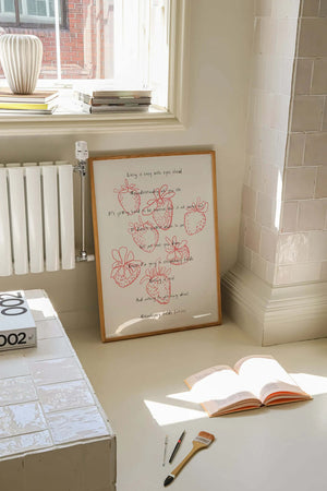 Plakat med håndtegnede røde jordbær og poetisk tekst på lys baggrund i roligt kunstnerisk udtryk