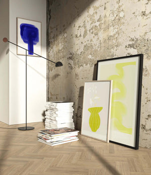 Plakat med grøn organisk form og fine linjer på lys baggrund i moderne indretning