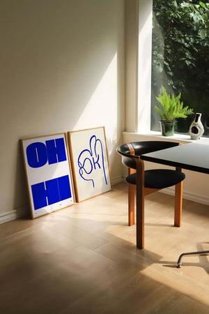 Grafisk plakat med håndtegnet OK-symbol i blå linjer på lys baggrund