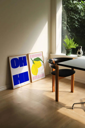 Grafisk typografi plakat i blå nuancer med geometriske bogstavformer på lys baggrund