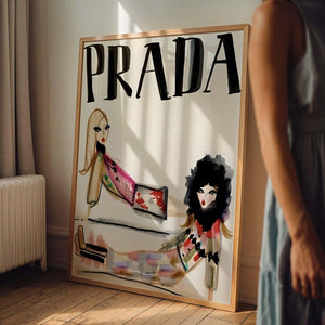 Illustrativ modeplakat med Prada-tekst og fashionfigurer i kunstnerisk stil på lys baggrund