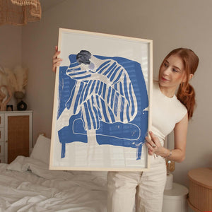 Kunstnerisk plakat med siddende figur i blå striber og bløde former på lys baggrund