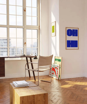 Grafisk typografi plakat i blå nuancer med geometriske bogstavformer på lys baggrund