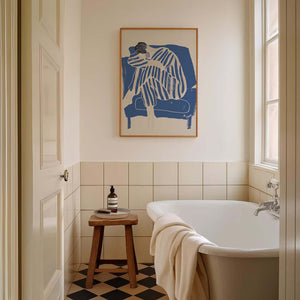 Kunstnerisk plakat med siddende figur i blå striber og bløde former på lys baggrund