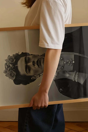 Smoking Icon – Frida Kahlo Plakat i sort-hvid med ikonisk portræt af Frida Kahlo med cigaret. Kunstplakat med stærk attitude til boligindretning