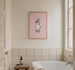 Sød humor plakat med and i håndklæde og solbriller på lyserød baggrund, iført hjemmesko med hjerter.