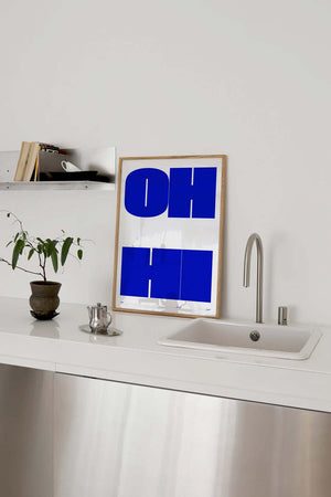 Grafisk typografi plakat i blå nuancer med geometriske bogstavformer på lys baggrund