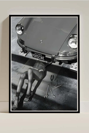 Porsche Noir – Fashion Plakat med sort/hvid Porsche og fashionmotiv. Eksklusiv sort/hvid modeplakat til moderne hjem