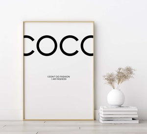 Coco Chanel plakat med citatet "I don’t do fashion, I am fashion" – sort/hvid modeplakat til stilfuld indretning.