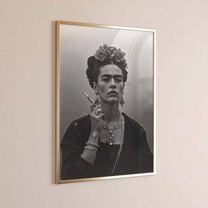 Smoking Icon – Frida Kahlo Plakat i sort-hvid med ikonisk portræt af Frida Kahlo med cigaret. Kunstplakat med stærk attitude til boligindretning