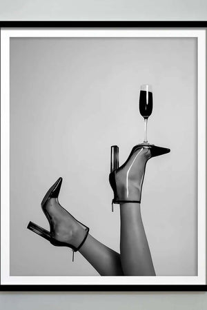 Champagne Heels – Fashion plakat i sort/hvid med champagneglas balanceret på high heels