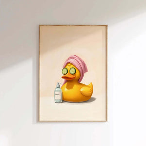 Illustreret plakat af en badeand i spa med pink håndklæde og agurkeskiver på øjnene – humoristisk vægkunst til badeværelset.