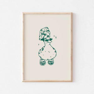 Plakat med sjov illustration af badeand iført klipklapper – perfekt til badeværelset eller gæstetoilettet med et humoristisk twist.