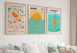 Oplev magien af Amsterdams "Yellow Flower Market" med vores betagende plakat. Dette storslåede kunstværk viser den farverige og livlige blomstermarked i Amsterdam, der fanger byens skønhed og charme. Den gule farvetone spreder glæde og positivitet i ethvert rum. Tag en tur til Amsterdam hver dag med denne fortryllende plakat. Bring Amsterdams blomsterpragt ind i dit hjem. Bestil nu og få solskin ind i din hverdag!