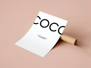 Coco Chanel plakat med citatet "I don’t do fashion, I am fashion" – sort/hvid modeplakat til stilfuld indretning.