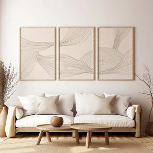 Moderne billedvæg med tre neutrale plakater i beige toner og abstrakte linjer