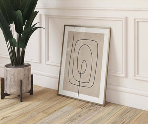 Moderne billedvæg med tre abstrakte line art plakater i beige og sort