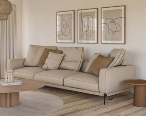 Moderne billedvæg med tre abstrakte line art plakater i beige og sort