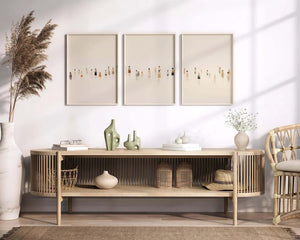 Moderne billedvæg med tre neutrale plakater med små figurer i beige toner