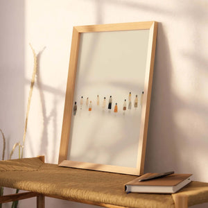 Moderne billedvæg med tre neutrale plakater med små figurer i beige toner