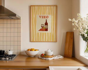 Retro vin plakat med teksten VINO, rødvinsflaske og gule striber – moderne køkkenplakat til spiseplads
