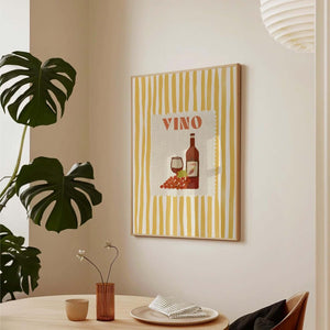 Retro vin plakat med teksten VINO, rødvinsflaske og gule striber – moderne køkkenplakat til spiseplads