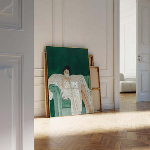 Plakat med kvinde i afslappet positur på grøn sofa i rolige grønne nuancer