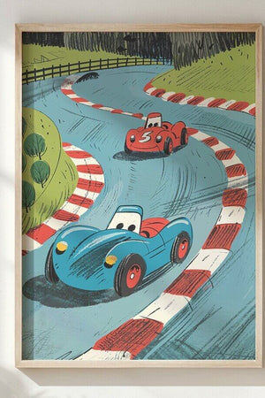 Racerbil børneplakat med farverigt design og et spændende racerløb, ideel til væggen i børneværelset. Perfekt for børn, der elsker biler og fart.