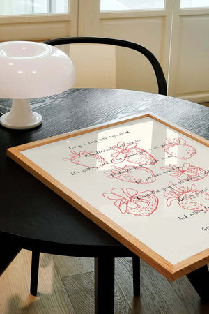 Plakat med håndtegnede røde jordbær og poetisk tekst på lys baggrund i roligt kunstnerisk udtryk