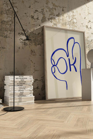 Grafisk plakat med håndtegnet OK-symbol i blå linjer på lys baggrund