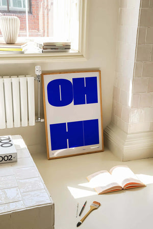 Grafisk typografi plakat i blå nuancer med geometriske bogstavformer på lys baggrund