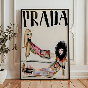 Illustrativ modeplakat med Prada-tekst og fashionfigurer i kunstnerisk stil på lys baggrund