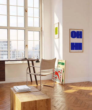 Grafisk typografi plakat i blå nuancer med geometriske bogstavformer på lys baggrund