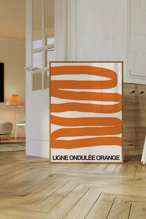 Grafisk plakat med bølgende orange former på lys baggrund i moderne indretning