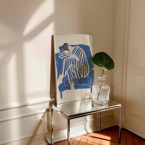 Kunstnerisk plakat med siddende figur i blå striber og bløde former på lys baggrund