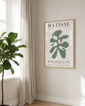 Samedi 28 Mars – Matisse Plakat er en frisk og moderne kunstplakat inspireret af Henri Matisse’s karakteristiske formsprog. Med grønne toner og organiske former bringer plakaten ro, liv og kunstnerisk elegance ind i dit hjem.
