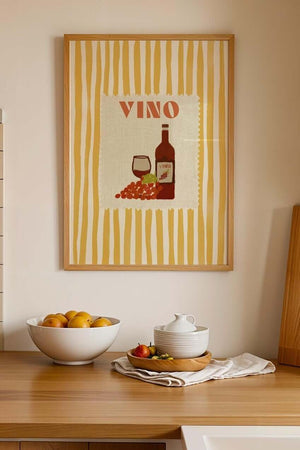 Retro vin plakat med teksten VINO, rødvinsflaske og gule striber – moderne køkkenplakat til spiseplads