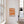 Grafisk plakat med bølgende orange former på lys baggrund i moderne indretning