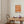 Grafisk plakat med bølgende orange former på lys baggrund i moderne indretning
