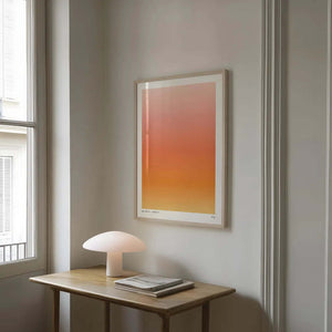 Minimalistisk plakat med orange farveovergange inspireret af solnedgang i moderne indretning