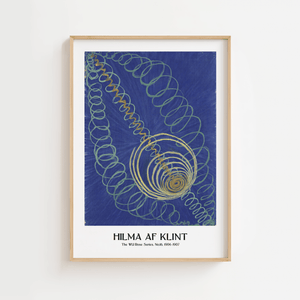 Cosmic Spiral plakat – Hilma af Klint abstrakt kunstplakat med blå spiral og gyldne linjer